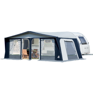 Avance para caravana Ticamo en color blanco y azul instalado en camping, mostrando amplio espacio habitable con ventanas laterales y puerta de acceso. Disponible en Aracat Camping Monzón